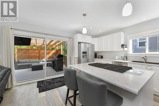 1112 Craigflower Rd, House detached with 4 bedrooms, 2 bathrooms and 2 parking in Esquimalt BC | Image 8