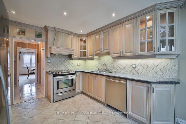 31 Rockcastle Dr, House detached with 4 bedrooms, 3 bathrooms and 6 parking in Toronto ON | Image 9