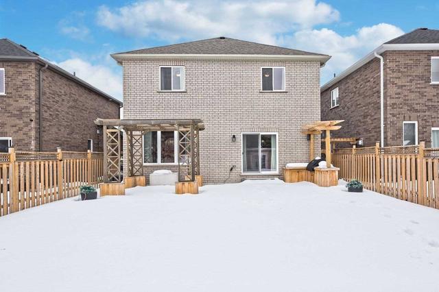 16 Lowry Crt, House detached with 4 bedrooms, 3 bathrooms and 6 parking in Barrie ON | Image 8