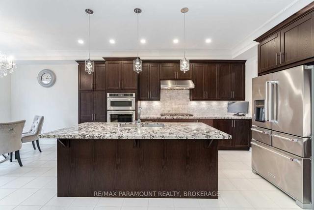 38 Tremblant Cres, House detached with 5 bedrooms, 6 bathrooms and 5 parking in Vaughan ON | Image 5