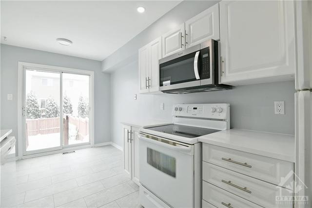 1804 Hennessy Crescent, Townhouse with 3 bedrooms, 2 bathrooms and 3 parking in Ottawa ON | Image 7