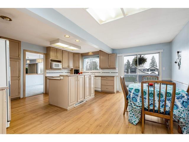 864 E 14th Street, House detached with 5 bedrooms, 3 bathrooms and 6 parking in North Vancouver BC | Image 2