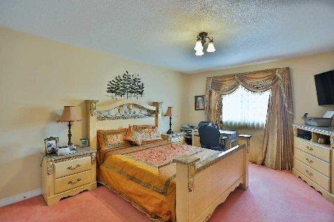upper - 23 Wandering Tr, House detached with 3 bedrooms, 3 bathrooms and 4 parking in Brampton ON | Image 7