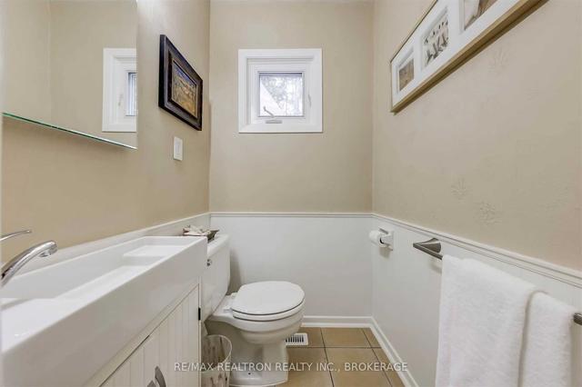 183 Pineway Blvd, House semidetached with 3 bedrooms, 3 bathrooms and 3 parking in Toronto ON | Image 10