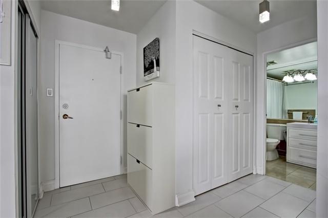 2414 - 550 Webb Dr, Condo with 2 bedrooms, 1 bathrooms and 2 parking in Mississauga ON | Image 2