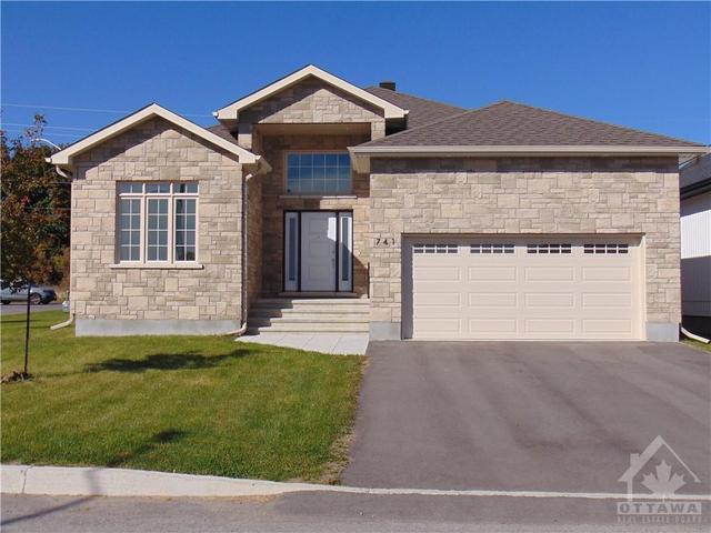 741 Meadowridge Circle, House detached with 2 bedrooms, 2 bathrooms and 6 parking in Ottawa ON | Image 1