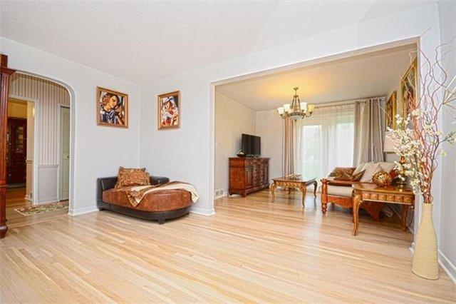 1485 Applewood Rd, House detached with 2 bedrooms, 3 bathrooms and 4 parking in Mississauga ON | Image 2