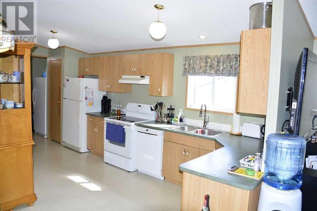 7948 97 Avenue, Home with 3 bedrooms, 2 bathrooms and 2 parking in Peace River AB | Image 5
