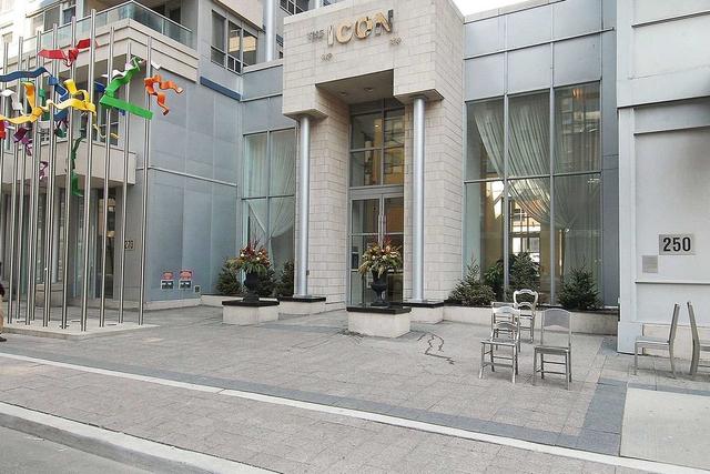 409 - 270 Wellington St W, Condo with 2 bedrooms, 1 bathrooms and 1 parking in Toronto ON | Image 1
