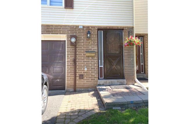 33 Jenny Wrenway, Townhouse with 3 bedrooms, 2 bathrooms and 2 parking in Toronto ON | Image 1