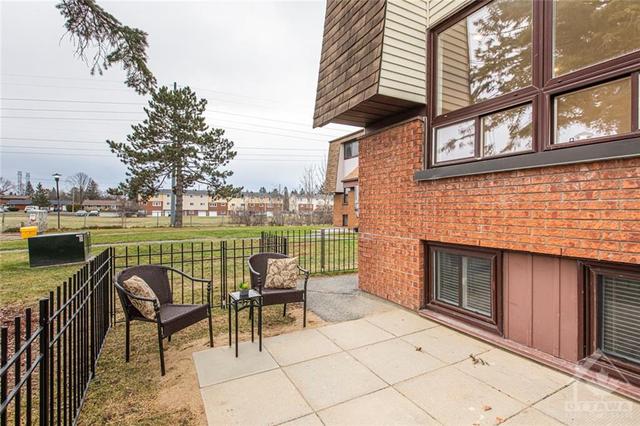 14 Woodvale Green, Townhouse with 3 bedrooms, 2 bathrooms and 1 parking in Ottawa ON | Image 3