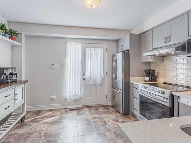 7 Hedge End Rd, Townhouse with 3 bedrooms, 2 bathrooms and 2 parking in Toronto ON | Image 2