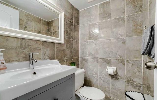142 - 2 Valhalla Inn Rd, Condo with 3 bedrooms, 3 bathrooms and 1 parking in Toronto ON | Image 3