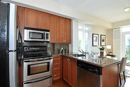 th 18 - 70 Carr St, Townhouse with 2 bedrooms, 2 bathrooms and 1 parking in Toronto ON | Image 2