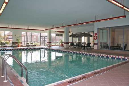1215 - 250 Webb Dr, Condo with 2 bedrooms, 2 bathrooms and 1 parking in Mississauga ON | Image 3