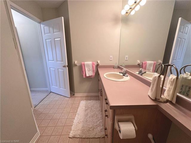 A good sized and well maintained bathroom. | Image 15