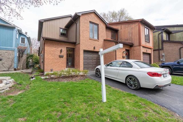 10 Snapdragon Dr, House semidetached with 3 bedrooms, 2 bathrooms and 2 parking in Toronto ON | Image 1