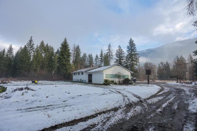 2363 Highway 3a, House detached with 7 bedrooms, 1 bathrooms and 2 parking in Central Kootenay I BC | Image 45