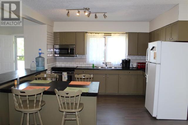 107 2nd Avenue Sw, House detached with 3 bedrooms, 1 bathrooms and 2 parking in Manning AB | Image 2