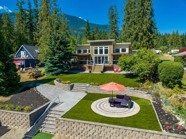 8334 Busk Road, House detached with 2 bedrooms, 2 bathrooms and 10 parking in Central Kootenay E BC | Image 8
