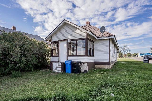 10900 102 Avenue, House detached with 3 bedrooms, 1 bathrooms and 4 parking in Fairview AB | Image 1