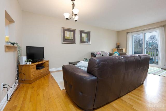 2557 Flannery Drive, Townhouse with 4 bedrooms, 2 bathrooms and 2 parking in Ottawa ON | Image 9