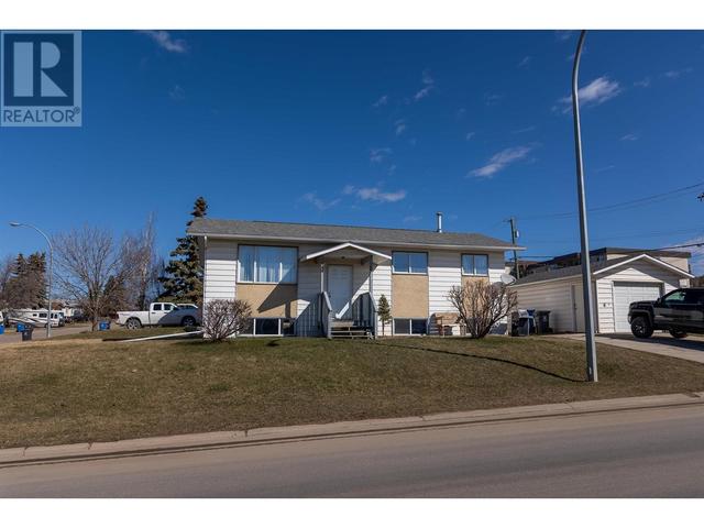 8616 87 Avenue, House detached with 5 bedrooms, 2 bathrooms and null parking in Fort St. John BC | Image 1