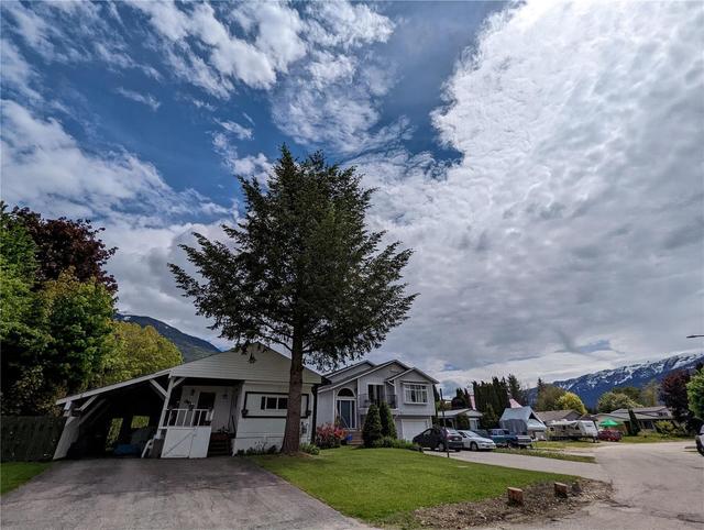 404 Moss Street, House detached with 3 bedrooms, 1 bathrooms and 2 parking in Revelstoke BC | Card Image