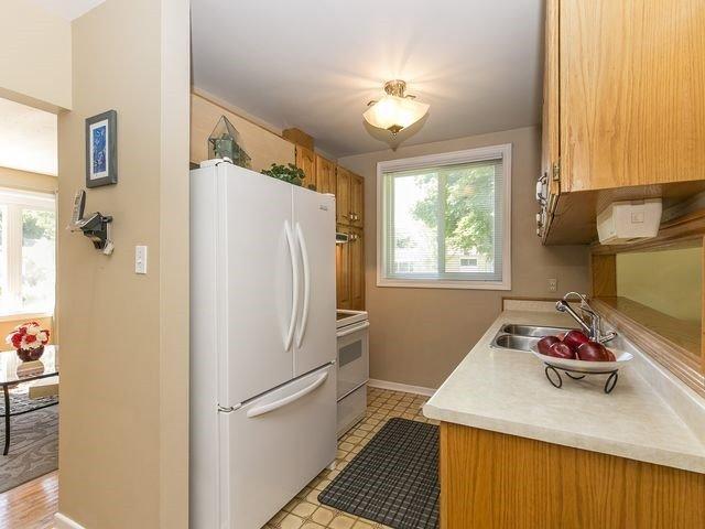 28 Hadrina St, House detached with 3 bedrooms, 1 bathrooms and 5 parking in Brampton ON | Image 6