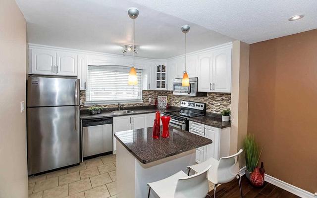 81 Darras Crt, Townhouse with 3 bedrooms, 2 bathrooms and 2 parking in Brampton ON | Image 7
