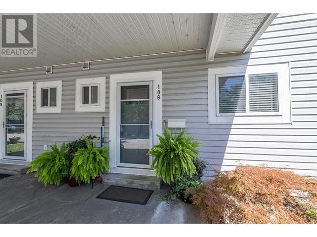 108 - 3315 Wilson Street, House attached with 3 bedrooms, 1 bathrooms and 2 parking in Penticton BC | Image 2