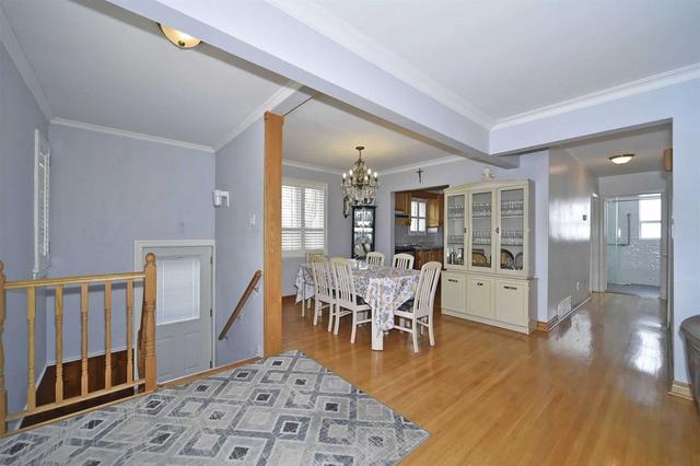 14 Woodridge Crt, House detached with 3 bedrooms, 2 bathrooms and 3 parking in Toronto ON | Image 3