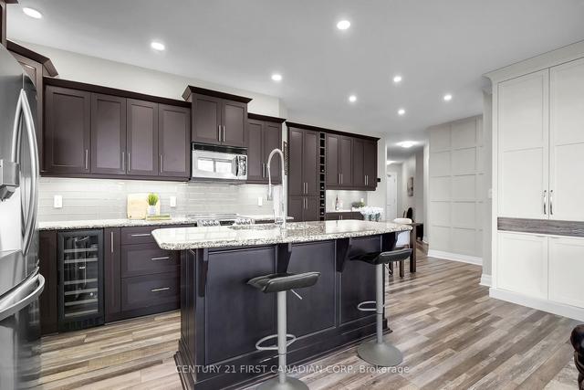 402 - 250 Pall Mall St, Condo with 2 bedrooms, 2 bathrooms and 2 parking in London ON | Image 5