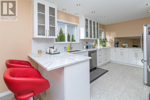 812 Killdonan Rd, House detached with 6 bedrooms, 3 bathrooms and 3 parking in Saanich BC | Image 8