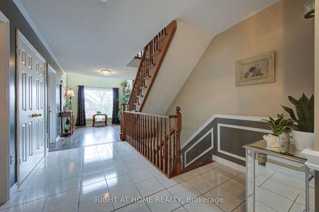 19 Renata Crt, House detached with 5 bedrooms, 4 bathrooms and 6 parking in Hamilton ON | Image 2