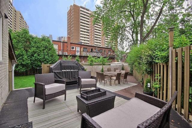 2 Cabot Crt, House semidetached with 3 bedrooms, 2 bathrooms and 7 parking in Toronto ON | Image 4