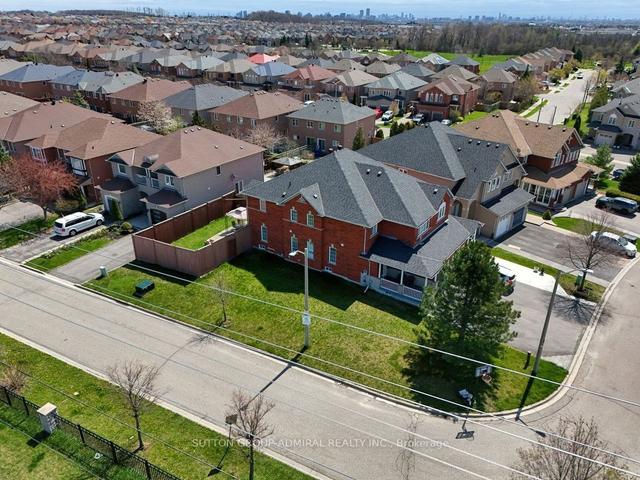 84 Agostino Cres, House semidetached with 3 bedrooms, 4 bathrooms and 4 parking in Vaughan ON | Image 35