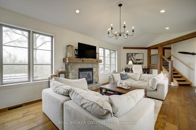 5 Burlington St, House detached with 7 bedrooms, 5 bathrooms and 14 parking in Brant ON | Image 2