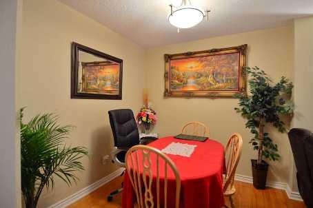 242 Fleetwood Cres, Townhouse with 3 bedrooms, 2 bathrooms and 1 parking in Brampton ON | Image 3