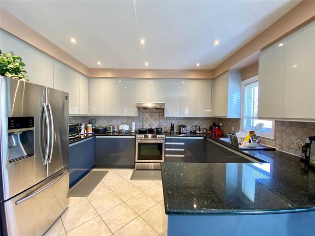 81 Somerset Cres, House detached with 4 bedrooms, 5 bathrooms and 6 parking in Richmond Hill ON | Image 3