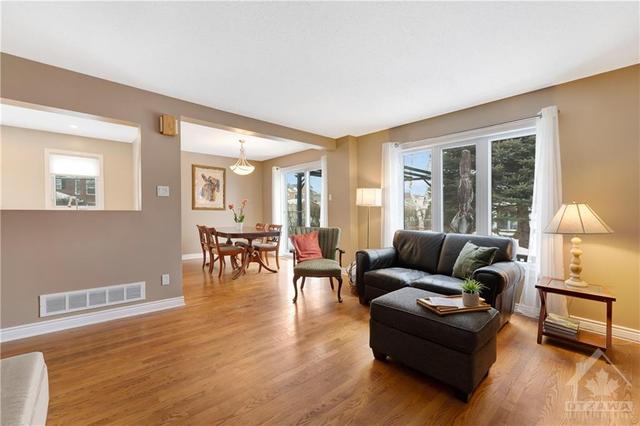 1597 Lunenberg Crescent, House detached with 3 bedrooms, 3 bathrooms and 6 parking in Ottawa ON | Image 5