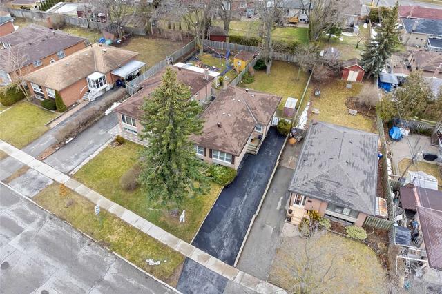 56 Amberdale Dr, House detached with 3 bedrooms, 2 bathrooms and 5 parking in Toronto ON | Image 12