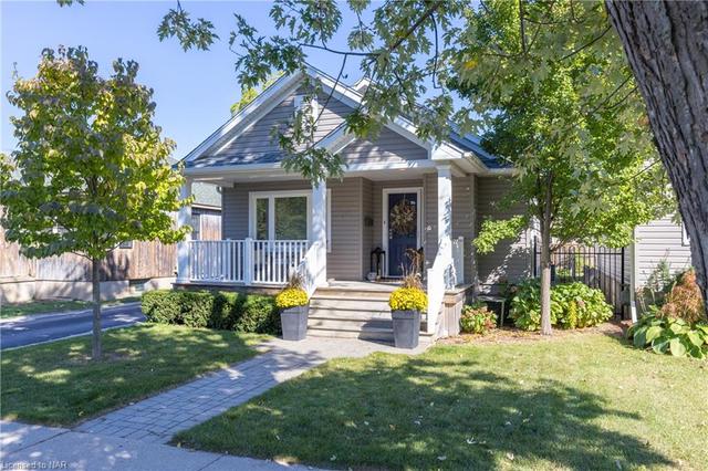 137 Highland Avenue, House detached with 2 bedrooms, 1 bathrooms and 5 parking in St. Catharines ON | Card Image