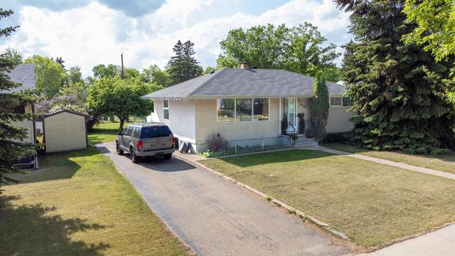 4708 45 Street, House detached with 4 bedrooms, 2 bathrooms and 4 parking in Camrose AB | Image 2