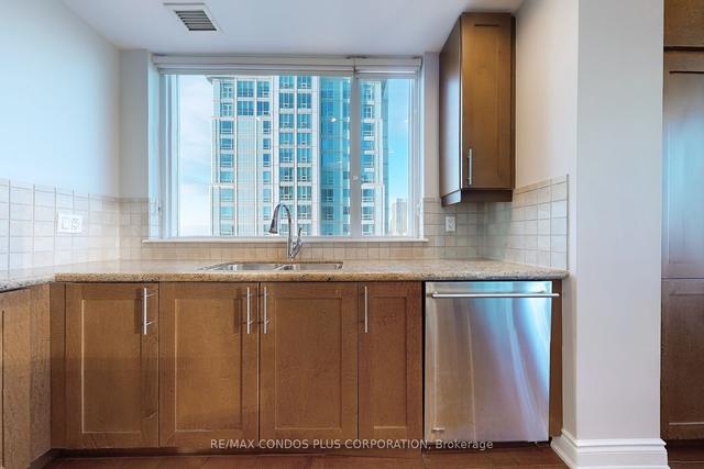 4202 - 761 Bay St, Condo with 2 bedrooms, 3 bathrooms and 1 parking in Toronto ON | Image 4