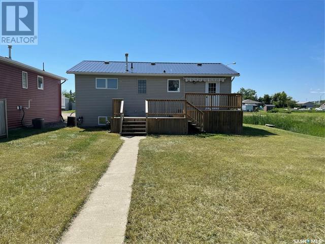 568 Sorlien Avenue, House detached with 3 bedrooms, 2 bathrooms and null parking in Macoun SK | Image 2