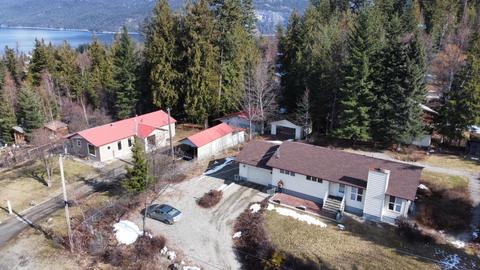 1630 Duthie Street, House detached with 3 bedrooms, 2 bathrooms and 9 parking in Kaslo BC | Card Image
