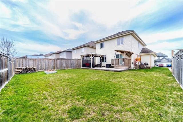 582 Emerald Street, House detached with 3 bedrooms, 3 bathrooms and 4 parking in Clarence Rockland ON | Image 2