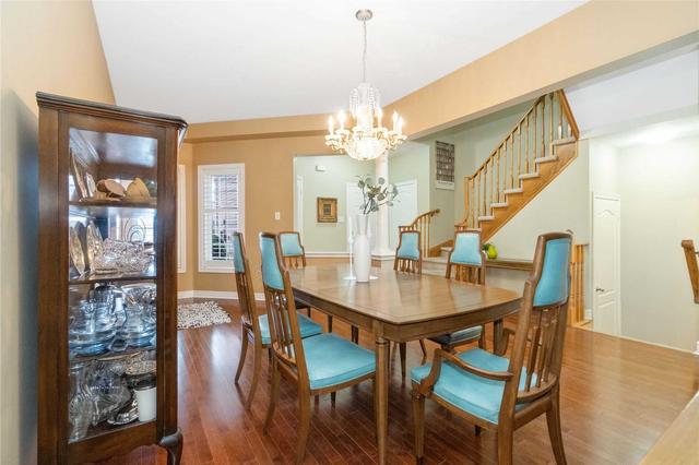 26 Cedarcrest Cres, House attached with 3 bedrooms, 3 bathrooms and 3 parking in Richmond Hill ON | Image 2