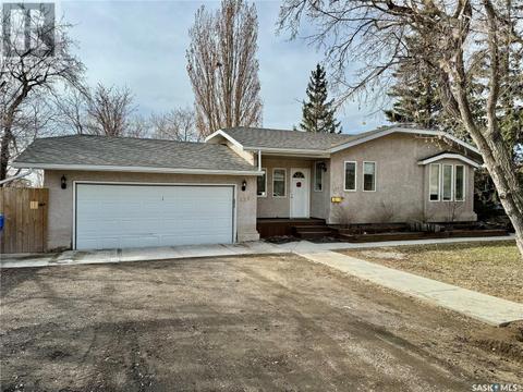 223 Nicoll Avenue, House detached with 3 bedrooms, 2 bathrooms and null parking in Regina Beach SK | Card Image